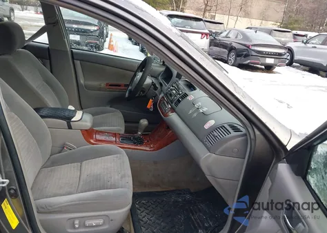 2005 Toyota Camry Xle z USA, uszkodzony, nr VIN 4T1BE30KX5U625255